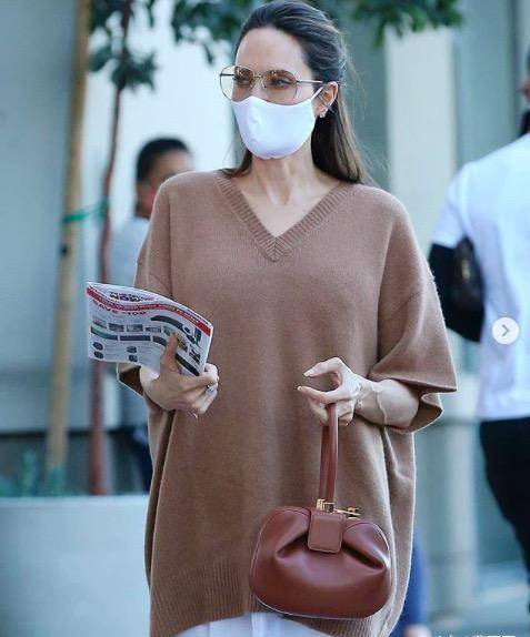 黑色|过臀宽松毛衣考验人,一不小心穿成侏儒,朱莉依然穿出女神风