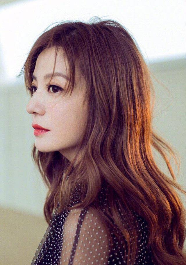 合体|赵薇、苏有朋合体走红毯，赵薇还是那么漂亮，苏有朋体贴入微