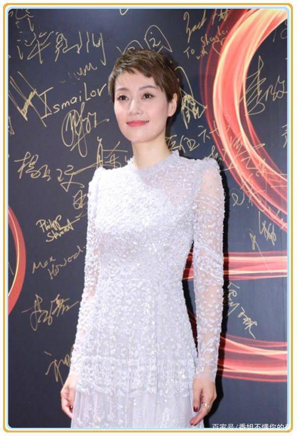 马伊琍|马伊琍终于不再迷恋西装！穿纱裙甜美清新，杨紫撞上都丢了少女感