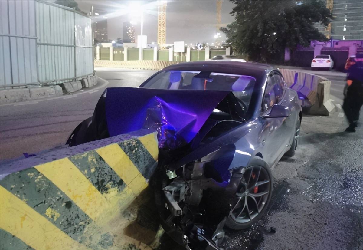 model 3"自动驾驶"出惨烈事故,车主怒斥特斯拉!网友评论却一边倒
