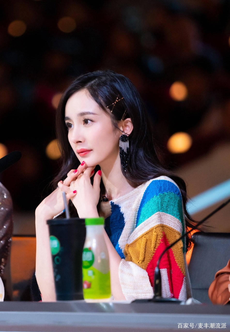 杨幂|杨幂哪像33岁的人，穿彩色拼接针织衫配轻纱短裙，少女感十足