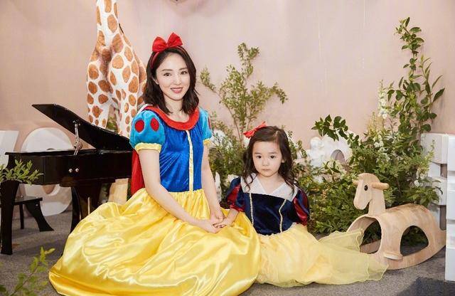 黑色|李小璐和甜馨又穿母女装，同款小黑裙扎丸子头美成姐妹，真不像38
