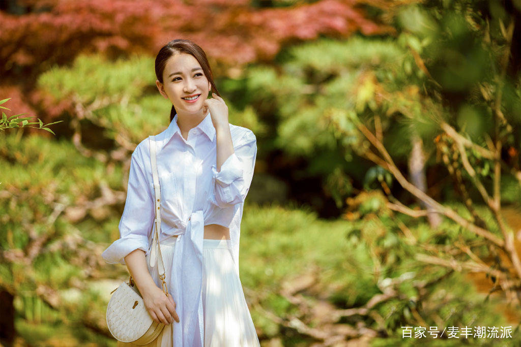 显得|李小冉也太会保养了，43岁穿白衬衫渐变裙，美得像精灵一样