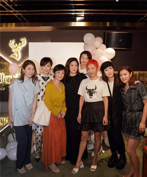 短发|张艾嘉同框刘嘉玲,黄衣配短发老得优雅,这才是奶奶辈该有的样子