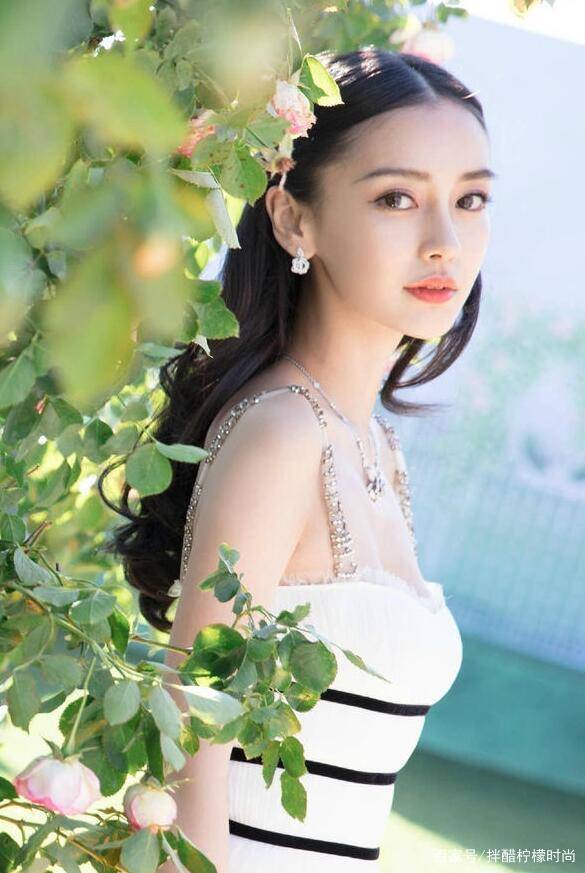 杨颖|杨颖新造型真惊艳，穿露肩礼服裙大秀“天鹅颈”，优雅气质太出众