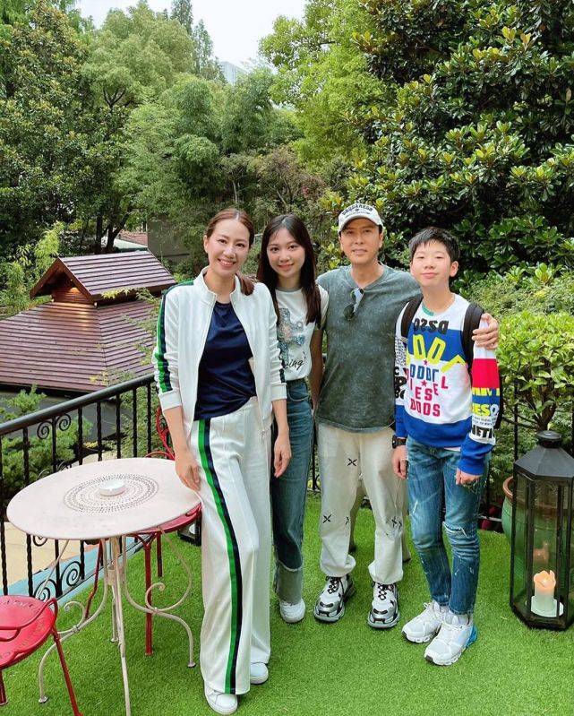 设计|甄子丹一家四口同框!17岁甄济如身高赶超爸爸,甜美脸蛋有女主范