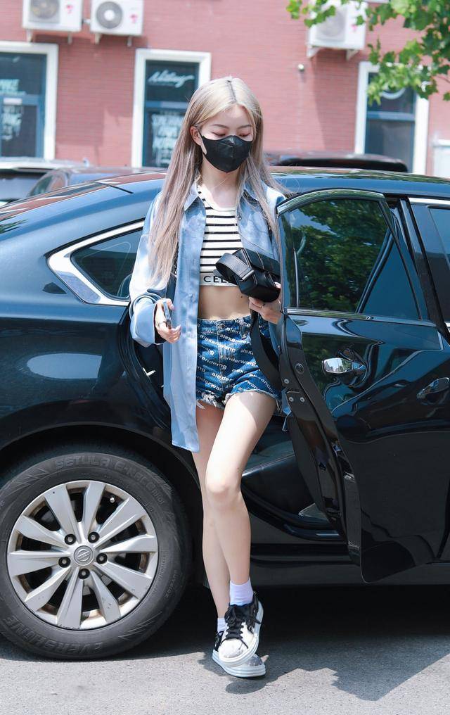 陈卓璇新综艺路透来了 大胆扮 下衣失踪 不够 还要露一截腰 衬衫