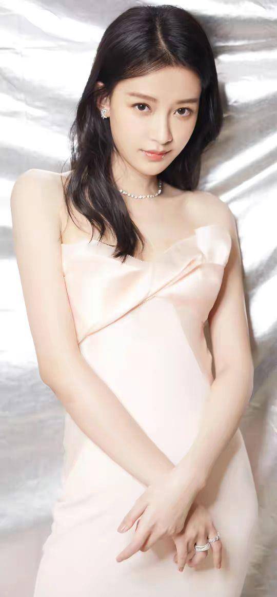 曲线|38℃的酷热夏季，高挑美女们身着各种颜色紧身包臀裙，美翻了天