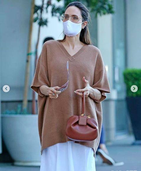 黑色|过臀宽松毛衣考验人,一不小心穿成侏儒,朱莉依然穿出女神风