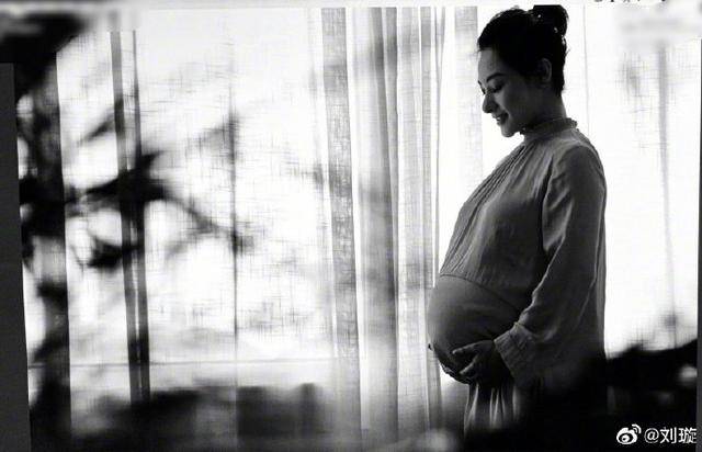 面色|刘璇二胎进入倒计时，着粉嫩碎花裙难掩巨大孕肚，面色红润状态佳