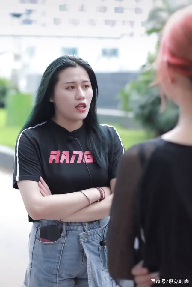 短裙|街头火了一种“二分之三裙”，右腿一条裙左腿两条，成炸街必备！