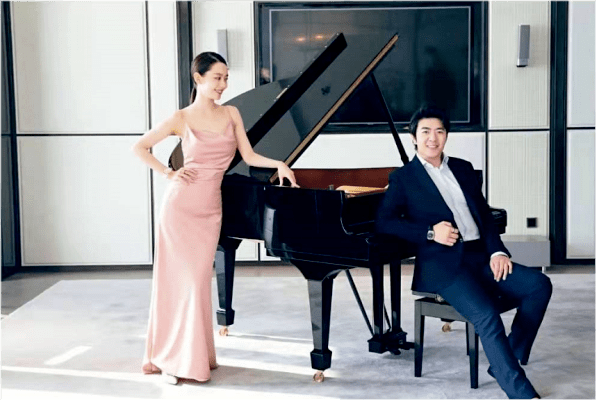 设计|吉娜郎朗合体太恩爱！吉娜穿粉裙少女感爆棚，身材比不上老公半圈