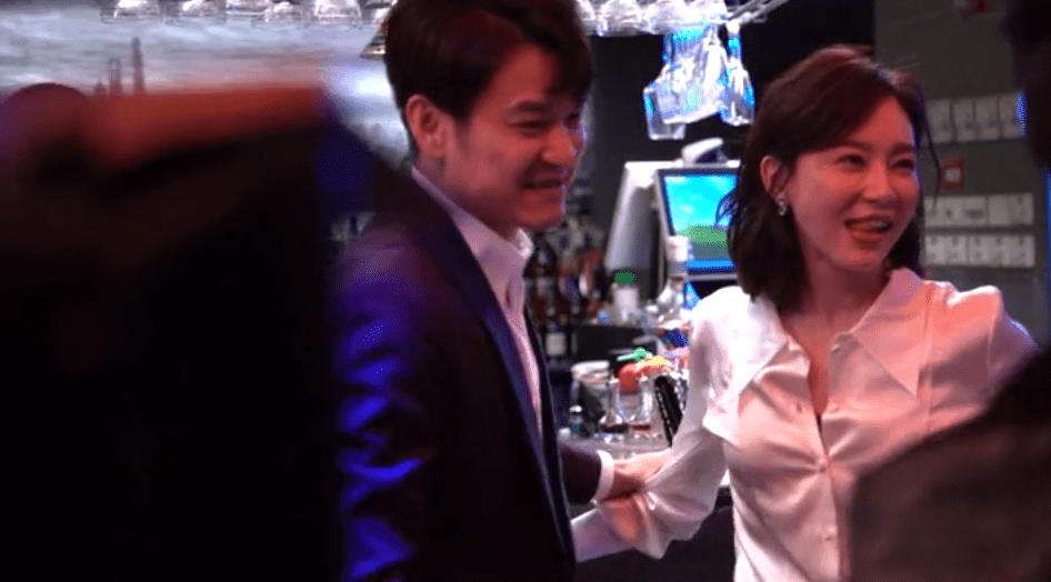 短裙|陈数现身西藏，穿卫衣短裙很嫩，但脸肿胀僵硬连她也老得不真实！