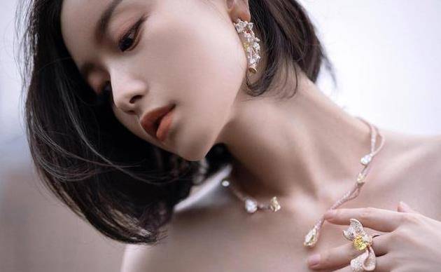 曲线|倪妮不愧是红毯赢家，身材好怎么穿都好看，鱼尾裙秀出满分腰臀比