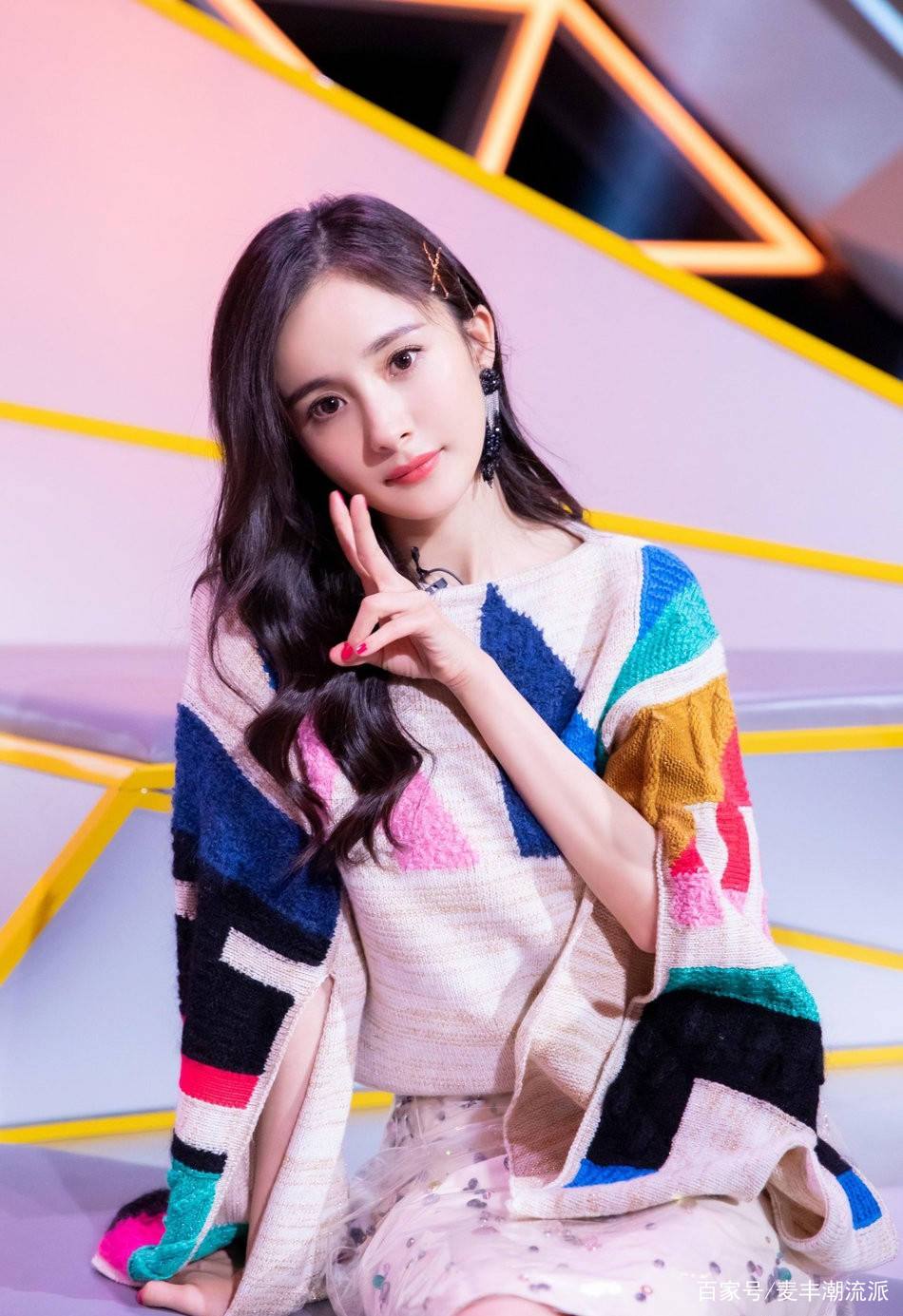 杨幂|杨幂哪像33岁的人，穿彩色拼接针织衫配轻纱短裙，少女感十足