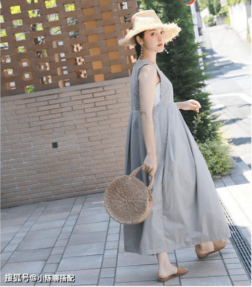 宽肩|40岁不要只知道V领穿搭，这种“船口领”连衣裙，也美的优雅高级