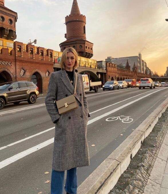 毛衣|简单时髦的法国博主Lucie Mahé 慵懒的法式浪漫主义是她的风格关键词