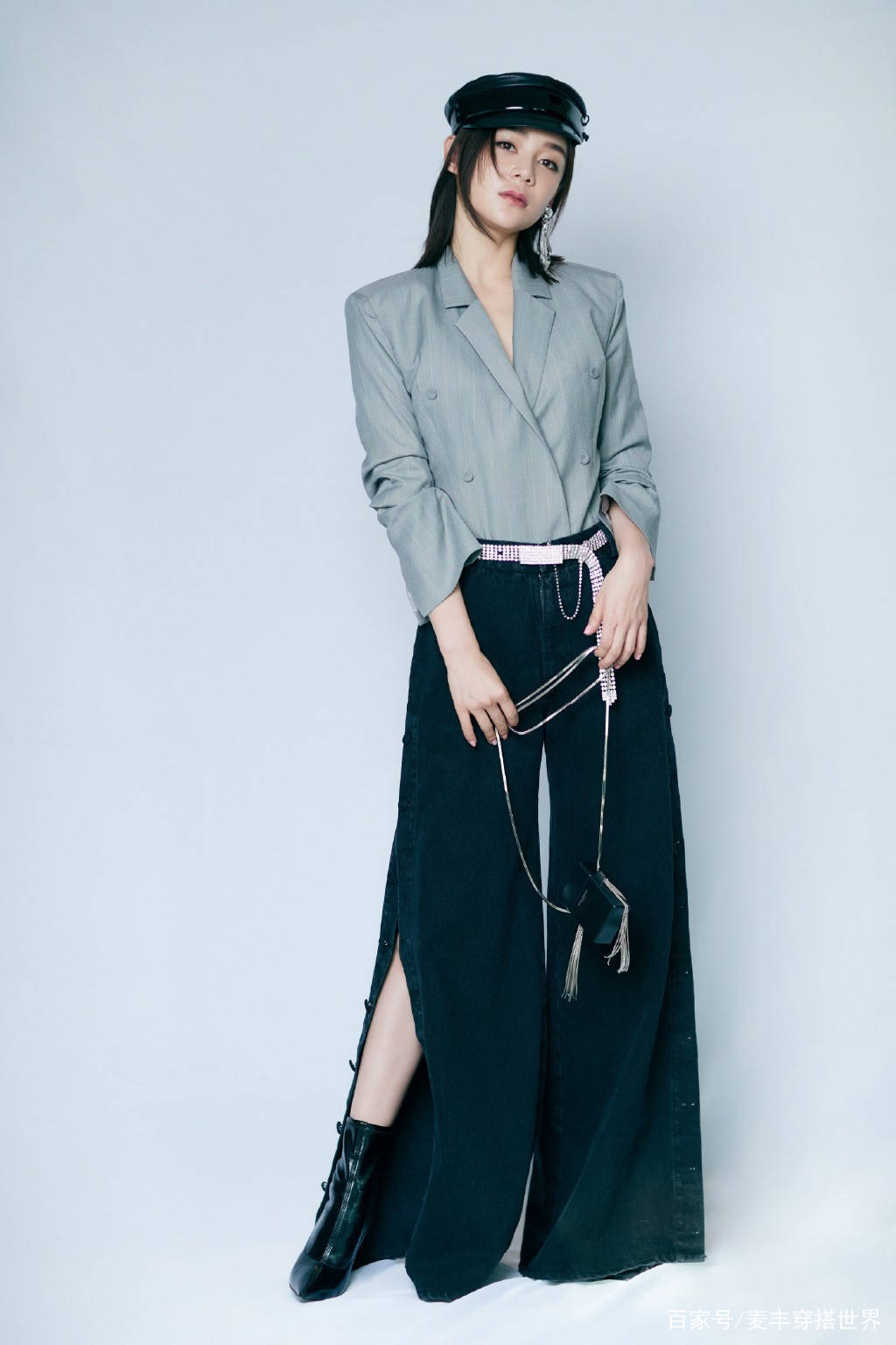个性|袁姗姗站台新电影，穿T恤配荷叶边连衣裙，小腰纤细少女感十足