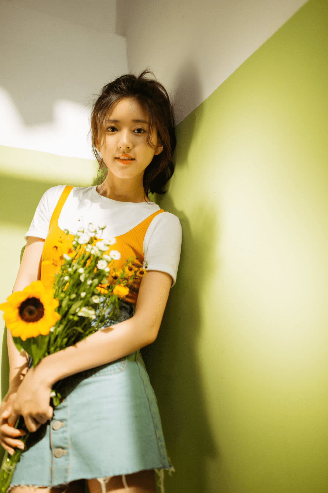 形象|赵露思三里屯生图造型很有优势,人群中真是好小一只,太可爱了