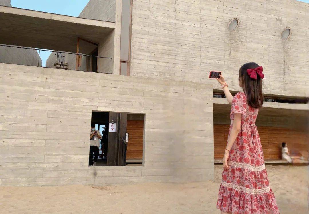 对比|纪姿含的印花连衣裙，粉色做底，红色图案装饰，娇俏又亮眼