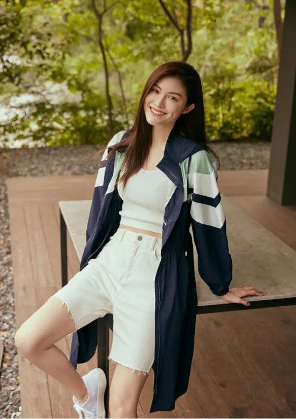 千金|陈慧琳不愧是“富家千金”，穿蓝色风衣配液体靴，高级又洋气