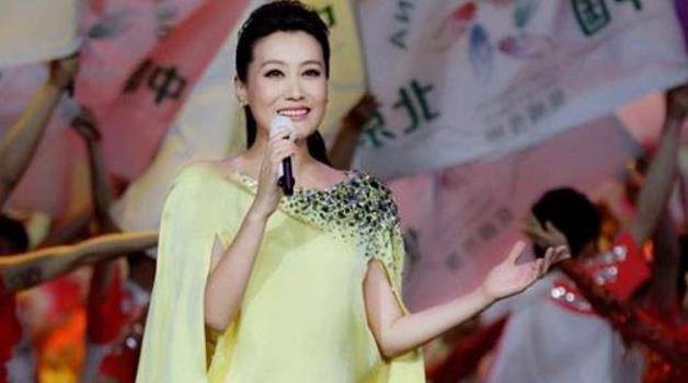 她母亲周丽萍在山西老家曾是文工团的独唱演员