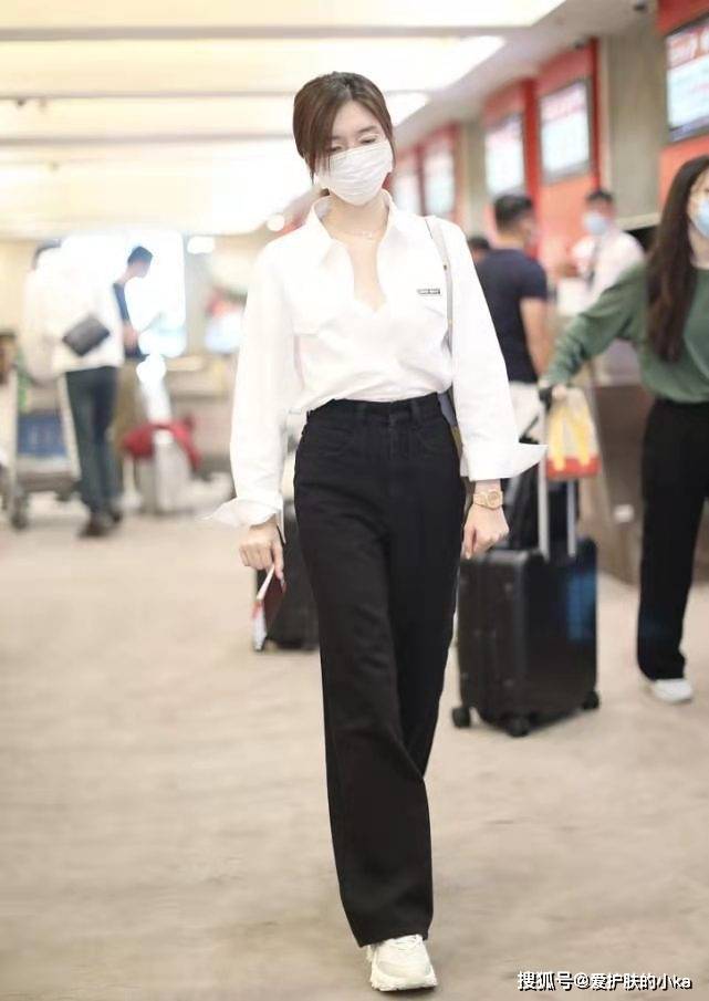 江疏影|江疏影不愧生图女神,路人镜头也好纤挑迷人,让人忍不住多看两眼