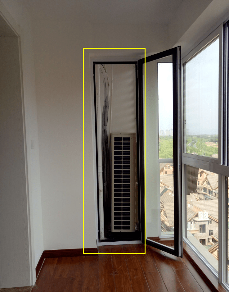 邻居为了增加使用面积,砸了空调机位扩入室内,外机只能挂阳台!