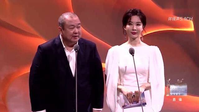 短裙|陈数现身西藏，穿卫衣短裙很嫩，但脸肿胀僵硬连她也老得不真实！