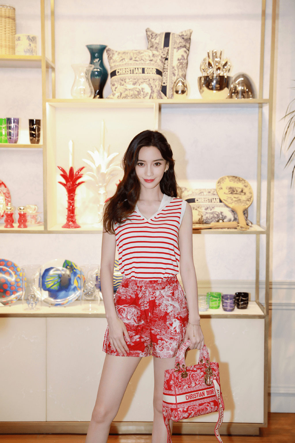 黑色|Angelababy又美出圈，红白条纹上衣配印花短裤清爽舒适，高级洋气