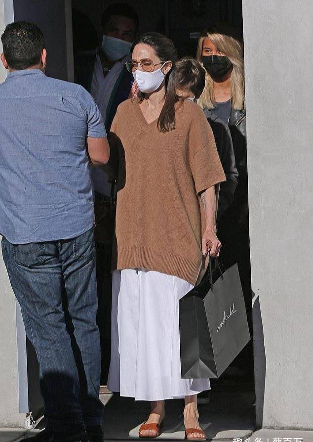 黑色|过臀宽松毛衣考验人,一不小心穿成侏儒,朱莉依然穿出女神风