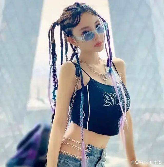 链条|39岁李小璐大胆穿衣，撞衫蓝盈莹吴宣仪，个性镂空穿法凸显腰臀线