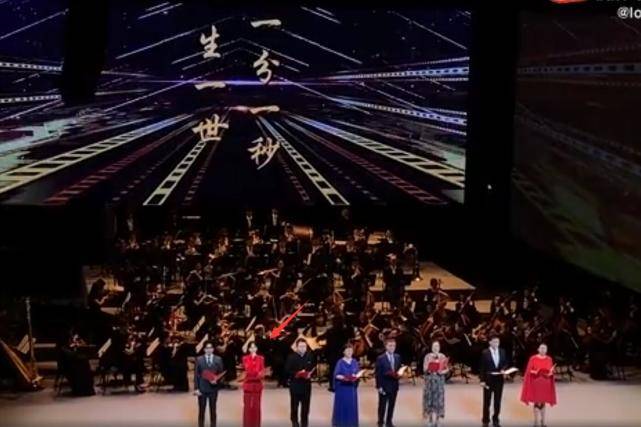 时间|唐嫣现身彩排图,穿宽松裙踩平底鞋被猜测怀二胎,素颜美出新高度