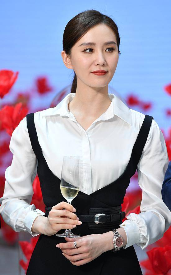 女神|刘诗诗穿白衬衫发型利落气质好 花丛中拍照甜美又优雅