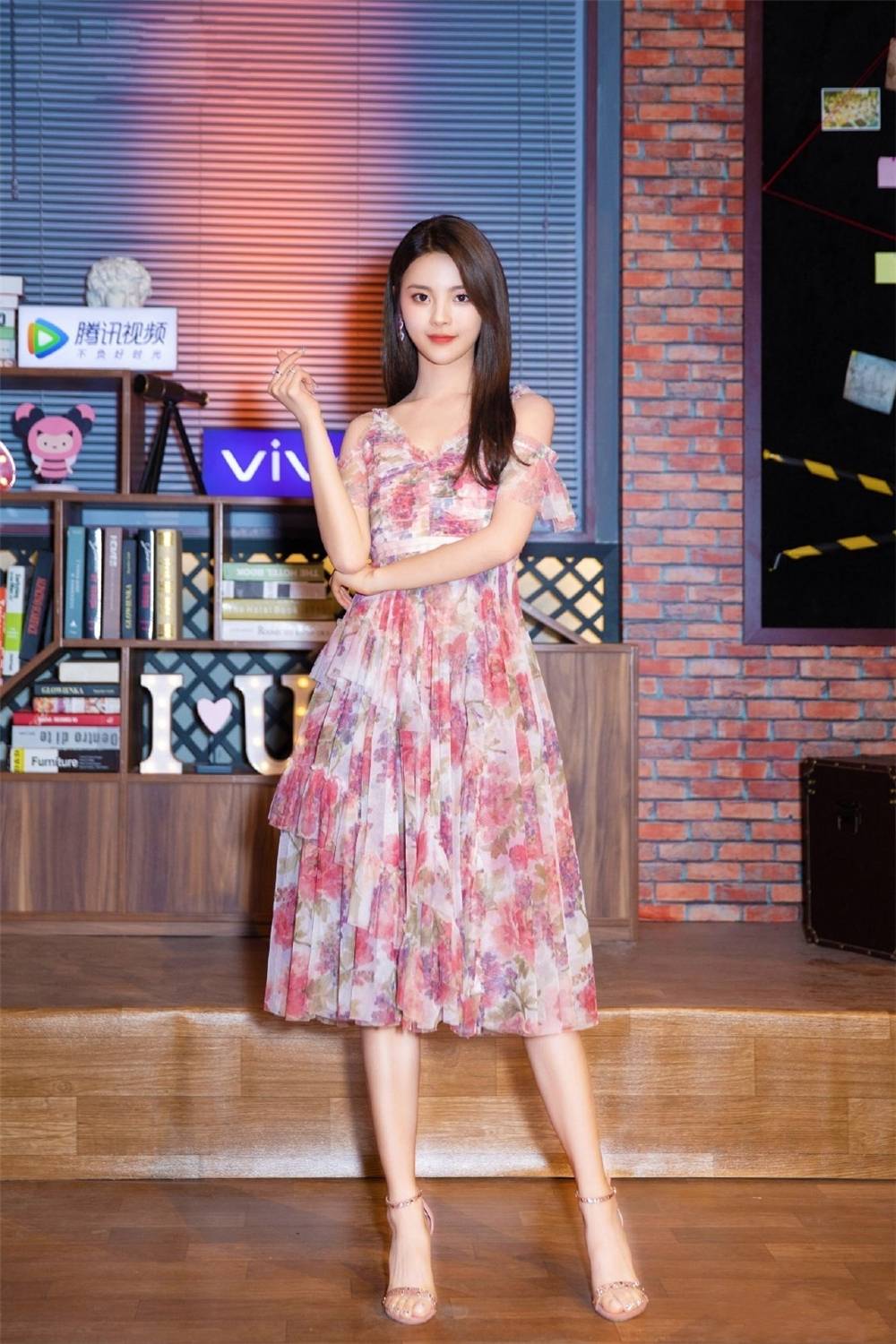 超越|杨超越终于开窍了，穿粉色碎花裙甜成“小公主”，搭对衣服美多了