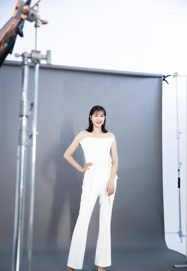 41岁李艾罕见秀身材穿黑裙和老公走机场177身高大秀蜂腰翘臀