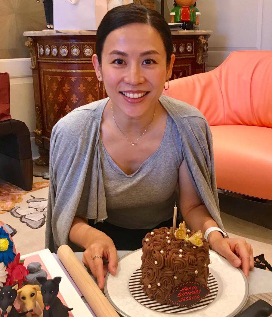 蝴蝶|郑裕玲晒62岁庆生照,穿淡蓝色上衣端庄大方,手上蝴蝶戒指好抢镜