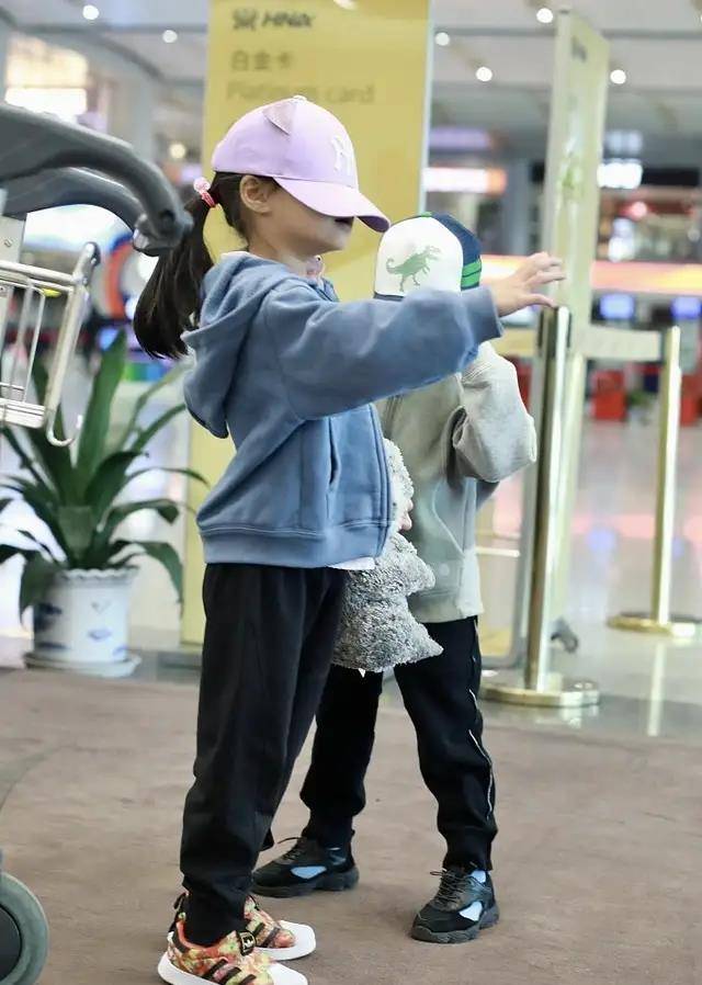 老公|梅婷一家四口现身机场，穿老公旧衣太抢镜，一对高颜值儿女更吸睛