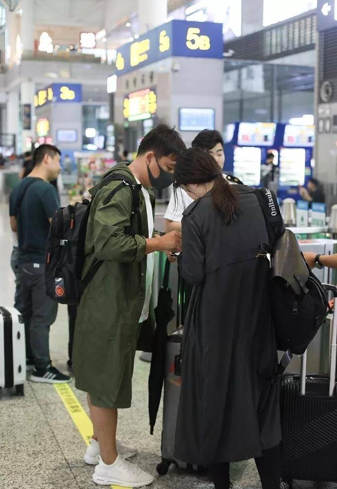 身材|黄磊孙莉穿情侣装坐高铁，13岁多多露脐装太时尚，身材比例更惊艳