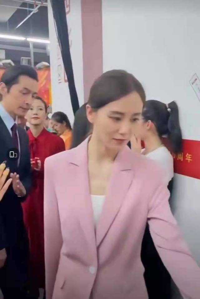 黑色|刘诗诗穿藕粉色渐变纱裙现身，自信优雅如黑天鹅，厦门粉丝有福了