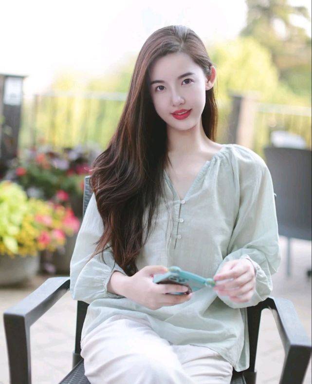 设计|怎么穿搭才能成为精致的女人？简约休闲风就很高级，值得细细品味