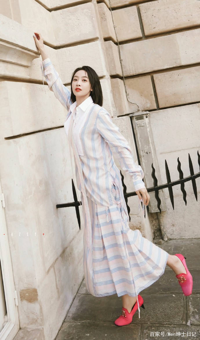 黑色|宋茜穿“补丁裙”看着却很贵,双开叉来波小妩媚,衣架子不是盖的