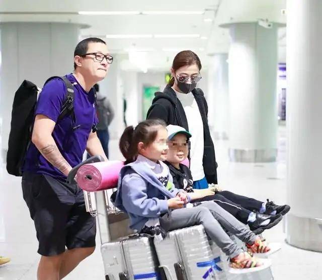 老公|梅婷一家四口现身机场，穿老公旧衣太抢镜，一对高颜值儿女更吸睛