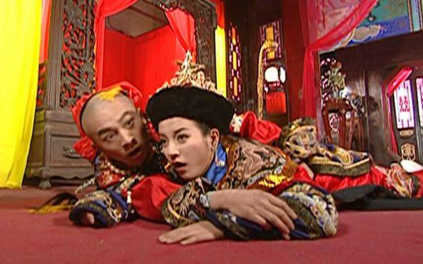 还珠:小燕子和紫薇大婚时,为何众人都去看小燕子,不看紫薇?