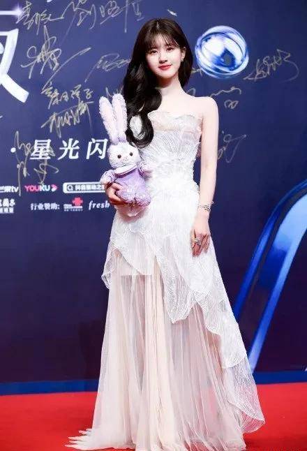 袁冰妍|星动之夜，关晓彤总算穿对，王一博蕾丝辣眼，赵丽颖艳压全场