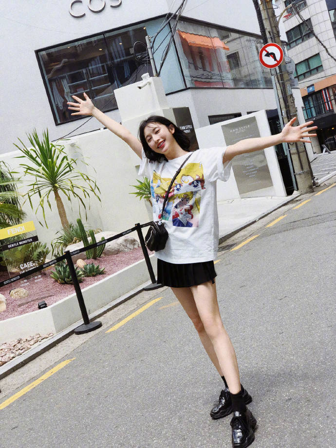 黑色|张俪终于剪了短发！穿卡通T恤配超短裙清新动人，就是长腿太惹眼