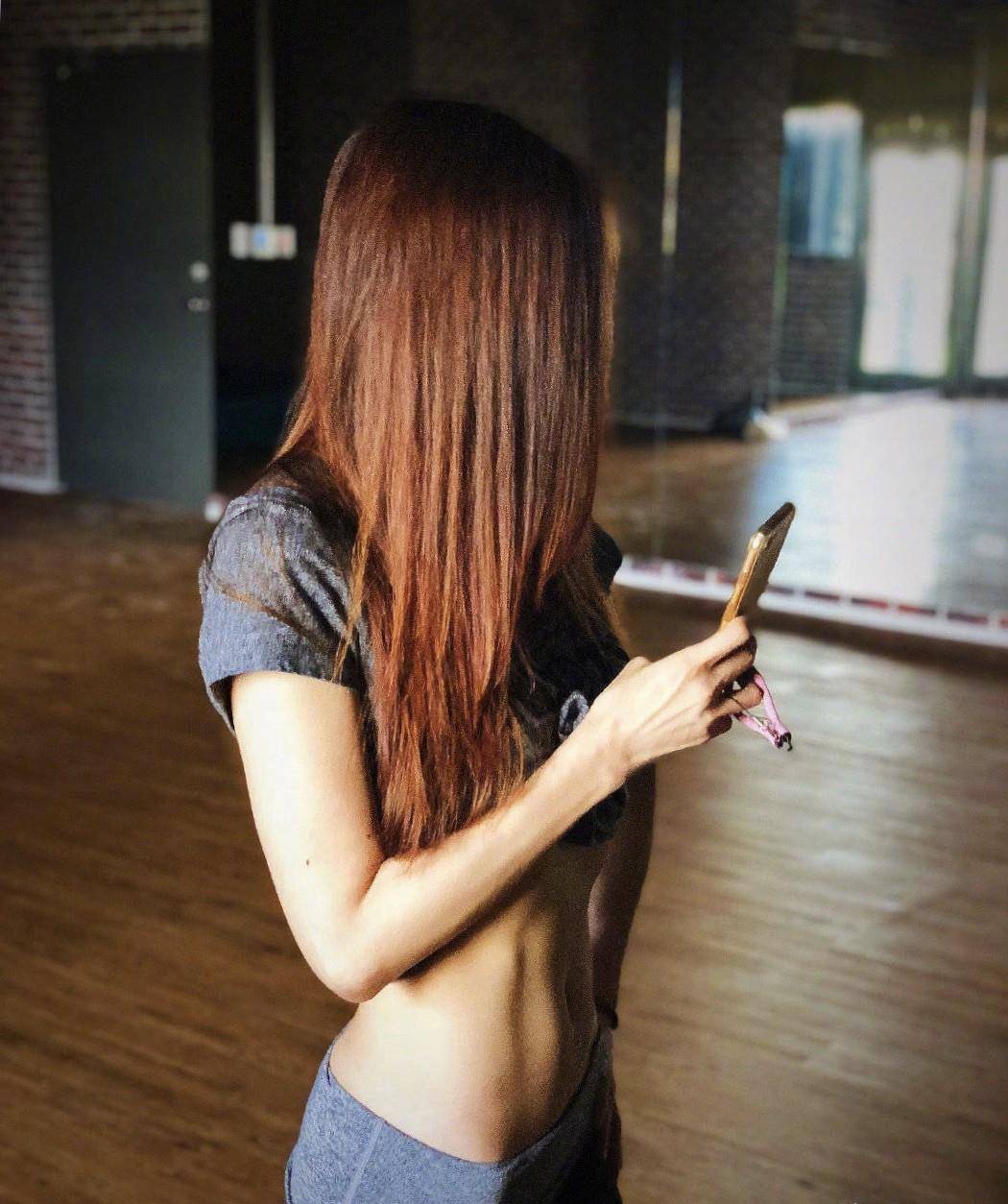 身材|51岁萧蔷身材引热议，穿百褶裙秀“铅笔腿”，网友：顶配比例！