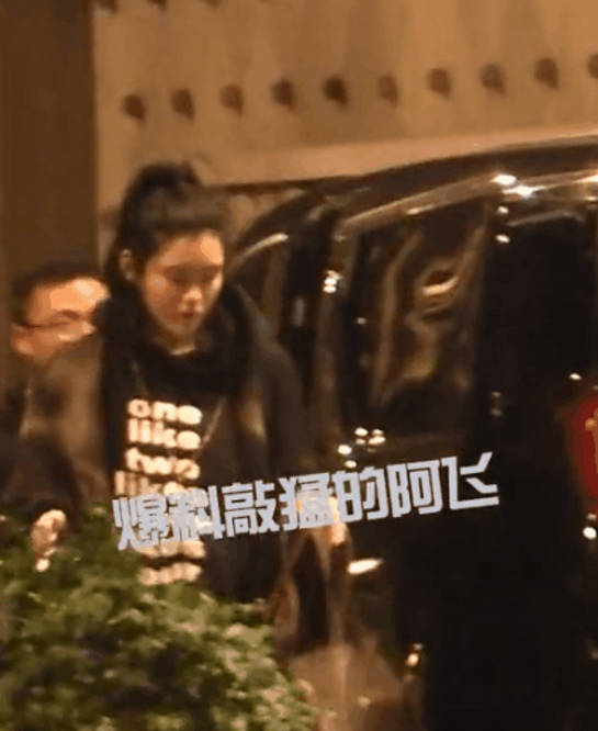 何猷君|好事将近？奚梦瑶全身宽松黑衣出门，脚踩平底鞋肚子隆起明显！