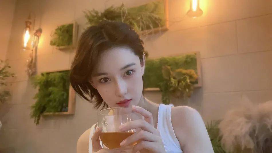 魅力|张馨予甜美妆容大秀娇嫩雪肤！清纯性感魅力兼并