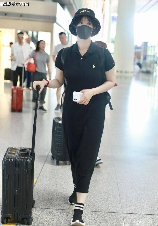 感觉|夏日出街不知道穿什么，选一条小黑裙永远不会出错，显瘦又显气质
